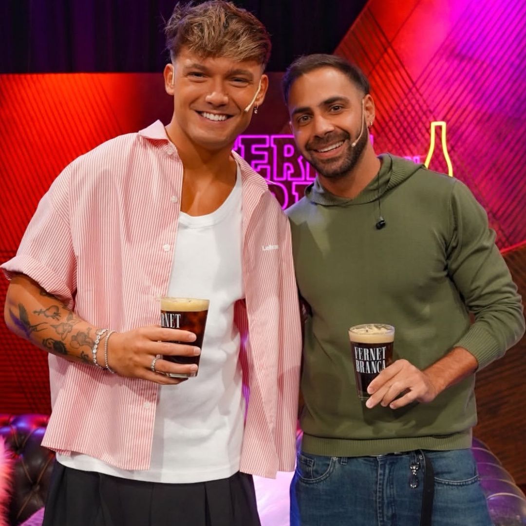 ZZNoficial's tweet photo. [#FerneConGrego] @IanLucasOk repaso su Carrera como Influencer y celebro su Presente tras consagrarse como Ganador de MC en una Gran Charla que tuvo con @GregoRossello | La misma ya se puede ver Completa en #StreamsTLF a traves de su Canal en YT https://t.co/5IOARGdzoY