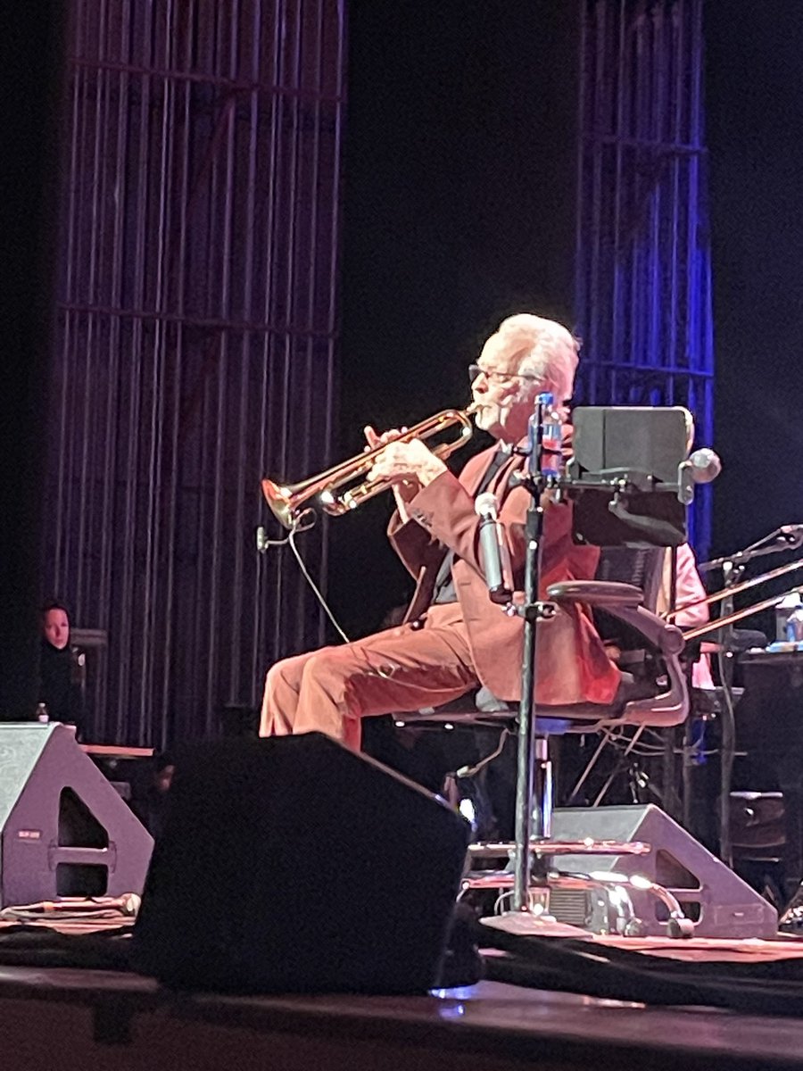 Lora Lyons 👑 tweet media