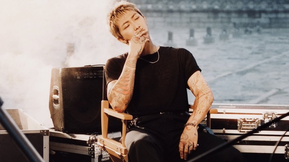 Boyfriend’s CV ── Wenzel’s version.

— Posesivo. 
— Contacto físico.
— Poco hablador, me gusta más escucharte.
— “Quier—” Sí. Lo que quieras, mi amor. 
— No puedo terminar el día sin verte.
— “Puppy”, “Princess”, “Angel”, “Dulce”.
— Pinturas, regalos, tatuajes, flores, citas.