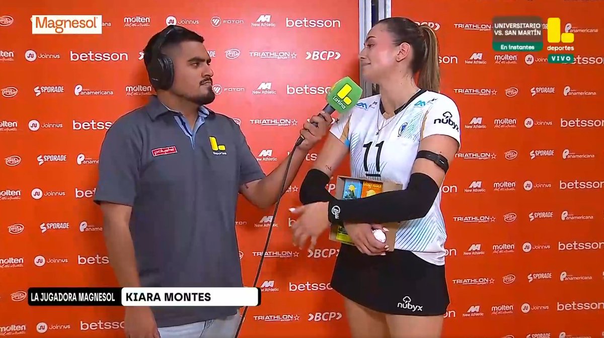 v_alezia's tweet image. La producción de Latina TV esperando buen rato a Kiara Montes para entrevistarla.
Llega la nota.
Una sola pregunta para la capitana de Regatas.
Se acabó la entrevista. 🫠
#Regatas
#Circolo 
#ligaperuanadevóley 🏐