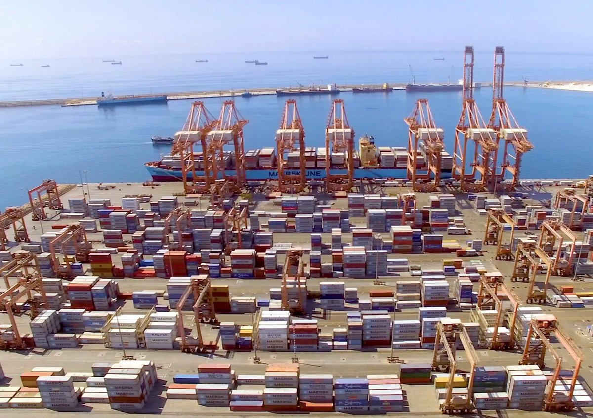 Nuestromar's tweet photo. Maersk suspende operaciones en el Puerto de Salalah (Omán) por 48 horas tras un ataque de drones. Se reportaron explosiones relacionadas. Más información: https://t.co/zZu1hxn64I https://t.co/cEJbNREfaV