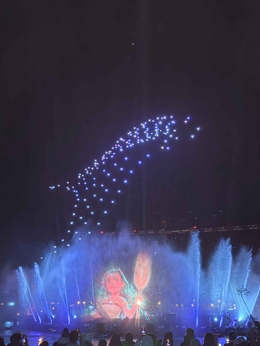 ED92Magic's tweet photo. ✨Cascade of Lights ✨

Tonight the new night time spectacular officially made its debut at Disney Adventure World https://t.co/izLQTkTWa9