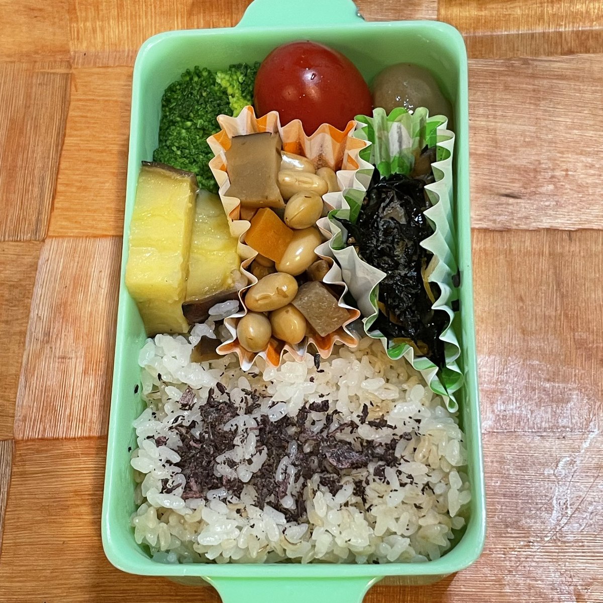 #お弁当記録
・ブロッコリー🥦
・プチトマト🍅
・玉蒟蒻煮
・焼き芋
・五目豆煮
・ひじき煮
・ご飯にしそふりかけ

3月中に仕上げなきゃいけないことが2つ❗️
ギリギリすぎて焦ってます😢
落ち着いて頑張ります🫡

#お弁当　
#地味弁当　
#お弁当作り楽しもう部
#お弁当日記