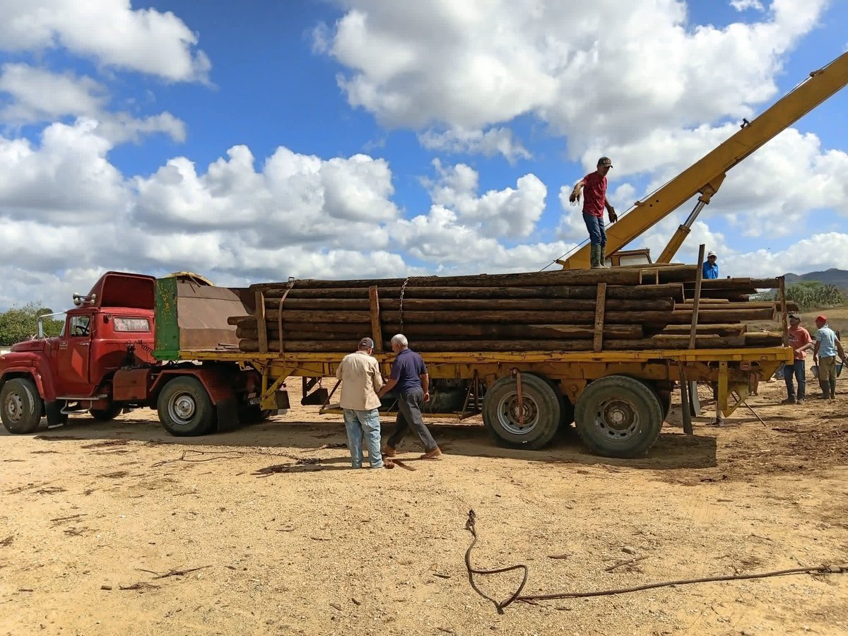 En pleno proceso productivo la planta de impregnación de postes #PinardelRío, única de su tipo en #Cuba apoyando la campaña tabacalera en todas las regiones del país.  #CubaEstáFirme