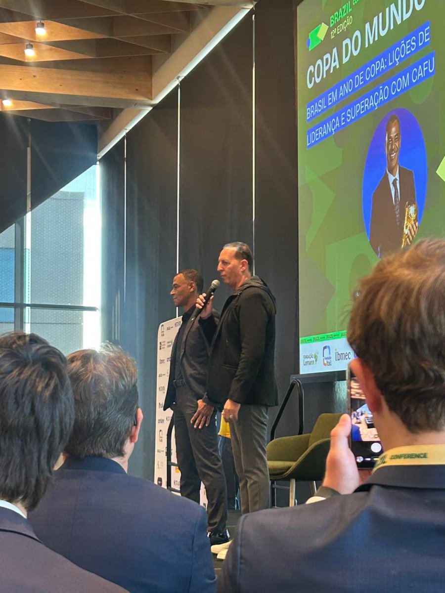Pra finalizar o dia de palestras, tivemos a presença do capitão campeão do mundo em 94 e 22 falando sobre liderança. Ele traz uma frase que faz parte do dia a dia do mercado: “Cobre pessoalmente e elogie publicamente” 

#IbmecnaBrazilConference #BrazilConference #Palestras