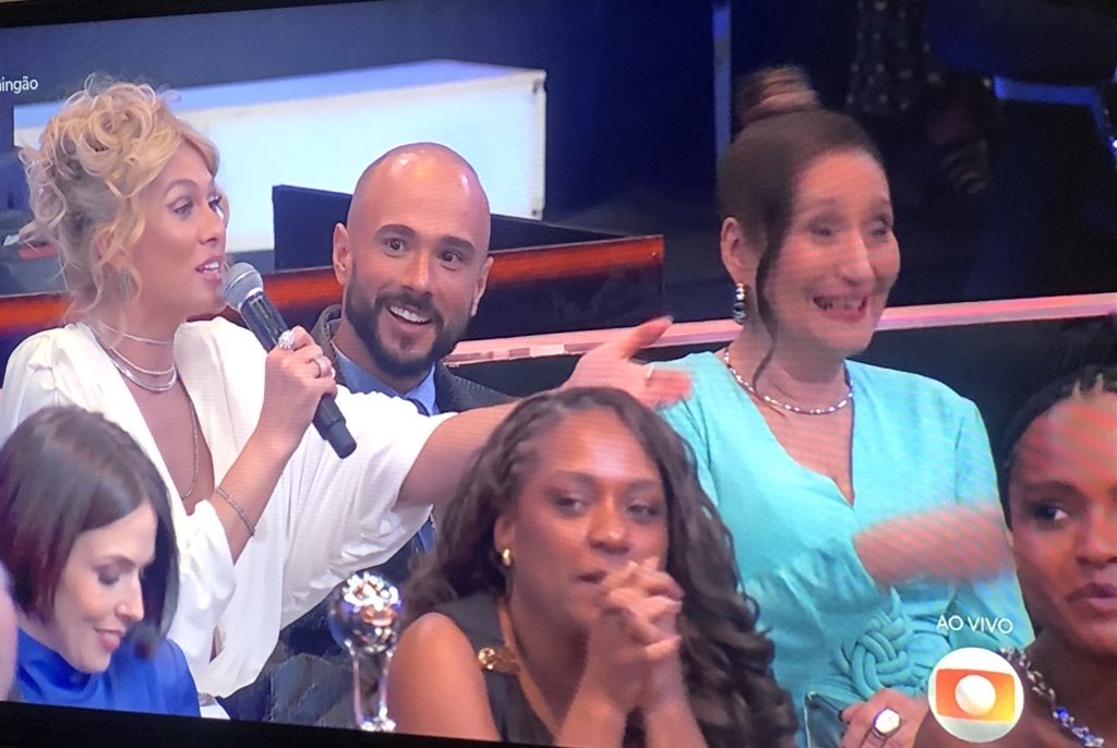 Ed Gama entre Livia Andrade e Sonia Abrão 🤔 #Domingão #MelhoresdoAno