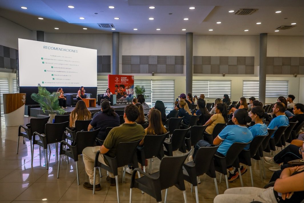 Senatur_Py's tweet photo. 🏟️🇵🇾 Paraguay vivió la COP EXPO 2026: deporte, turismo e innovación en un mismo escenario

Del 26 al 29 de marzo de 2026, se llevó a cabo la COP EXPO 2026, un evento que marcó un momento clave para el posicionamiento del Paraguay como sede de grandes encuentros internacionales, integrando el deporte con el turismo y la innovación.

Durante estas jornadas, el país se convirtió en un punto de conexión de ideas, experiencias y oportunidades, con la participación de más de 30 disciplinas deportivas, además de ferias, congresos, cursos y actividades abiertas a todo público. Este gran encuentro impulsó el turismo deportivo, dinamizando la economía y proyectando al Paraguay hacia el mundo.

En este contexto, la Ministra de Turismo, @AngieDuartePy , destacó que la COP EXPO representa “una plataforma que impulsa el desarrollo, la formación y la proyección internacional, vinculada estrechamente con el turismo deportivo, uno de los sectores de mayor crecimiento dentro de la industria turística”.

Asimismo, señaló que “el deporte cobra una nueva dimensión, proyectándose más allá de la competencia para convertirse en motor de oportunidades, innovación y crecimiento”, consolidando al Paraguay como sede de eventos de gran nivel.

La Secretaría Nacional de Turismo acompañó esta iniciativa con la declaración de interés turístico nacional, presencia institucional con stand, el programa Buen Anfitrión y la participación de panelistas en los espacios de formación, reafirmando su compromiso con el fortalecimiento del turismo de reuniones y el turismo deportivo.

✨ La COP EXPO 2026 dejó en evidencia que Paraguay está preparado para recibir grandes eventos, con infraestructura, talento y la hospitalidad que nos caracteriza.

#SomosTurismo
