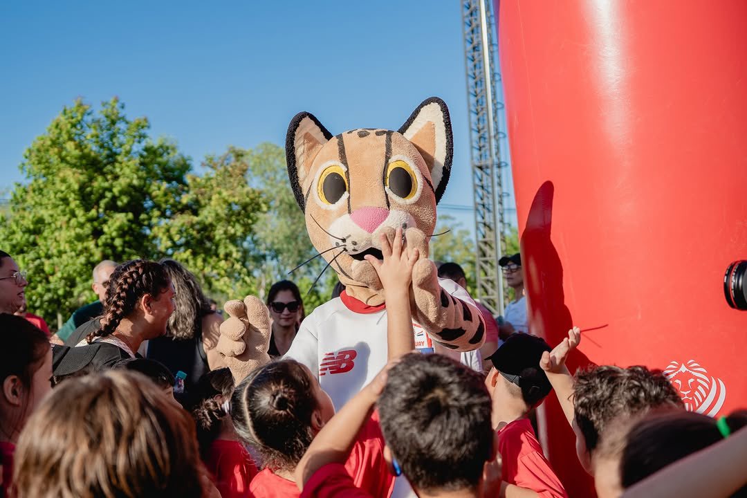 Senatur_Py's tweet photo. 🏟️🇵🇾 Paraguay vivió la COP EXPO 2026: deporte, turismo e innovación en un mismo escenario

Del 26 al 29 de marzo de 2026, se llevó a cabo la COP EXPO 2026, un evento que marcó un momento clave para el posicionamiento del Paraguay como sede de grandes encuentros internacionales, integrando el deporte con el turismo y la innovación.

Durante estas jornadas, el país se convirtió en un punto de conexión de ideas, experiencias y oportunidades, con la participación de más de 30 disciplinas deportivas, además de ferias, congresos, cursos y actividades abiertas a todo público. Este gran encuentro impulsó el turismo deportivo, dinamizando la economía y proyectando al Paraguay hacia el mundo.

En este contexto, la Ministra de Turismo, @AngieDuartePy , destacó que la COP EXPO representa “una plataforma que impulsa el desarrollo, la formación y la proyección internacional, vinculada estrechamente con el turismo deportivo, uno de los sectores de mayor crecimiento dentro de la industria turística”.

Asimismo, señaló que “el deporte cobra una nueva dimensión, proyectándose más allá de la competencia para convertirse en motor de oportunidades, innovación y crecimiento”, consolidando al Paraguay como sede de eventos de gran nivel.

La Secretaría Nacional de Turismo acompañó esta iniciativa con la declaración de interés turístico nacional, presencia institucional con stand, el programa Buen Anfitrión y la participación de panelistas en los espacios de formación, reafirmando su compromiso con el fortalecimiento del turismo de reuniones y el turismo deportivo.

✨ La COP EXPO 2026 dejó en evidencia que Paraguay está preparado para recibir grandes eventos, con infraestructura, talento y la hospitalidad que nos caracteriza.

#SomosTurismo