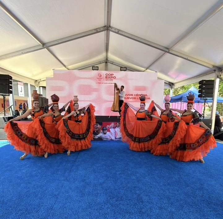 Senatur_Py's tweet photo. 🏟️🇵🇾 Paraguay vivió la COP EXPO 2026: deporte, turismo e innovación en un mismo escenario

Del 26 al 29 de marzo de 2026, se llevó a cabo la COP EXPO 2026, un evento que marcó un momento clave para el posicionamiento del Paraguay como sede de grandes encuentros internacionales, integrando el deporte con el turismo y la innovación.

Durante estas jornadas, el país se convirtió en un punto de conexión de ideas, experiencias y oportunidades, con la participación de más de 30 disciplinas deportivas, además de ferias, congresos, cursos y actividades abiertas a todo público. Este gran encuentro impulsó el turismo deportivo, dinamizando la economía y proyectando al Paraguay hacia el mundo.

En este contexto, la Ministra de Turismo, @AngieDuartePy , destacó que la COP EXPO representa “una plataforma que impulsa el desarrollo, la formación y la proyección internacional, vinculada estrechamente con el turismo deportivo, uno de los sectores de mayor crecimiento dentro de la industria turística”.

Asimismo, señaló que “el deporte cobra una nueva dimensión, proyectándose más allá de la competencia para convertirse en motor de oportunidades, innovación y crecimiento”, consolidando al Paraguay como sede de eventos de gran nivel.

La Secretaría Nacional de Turismo acompañó esta iniciativa con la declaración de interés turístico nacional, presencia institucional con stand, el programa Buen Anfitrión y la participación de panelistas en los espacios de formación, reafirmando su compromiso con el fortalecimiento del turismo de reuniones y el turismo deportivo.

✨ La COP EXPO 2026 dejó en evidencia que Paraguay está preparado para recibir grandes eventos, con infraestructura, talento y la hospitalidad que nos caracteriza.

#SomosTurismo