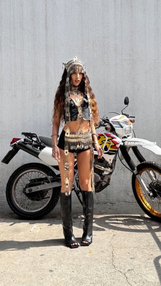 emprestei minha moto pra marina fazer um photoshoot