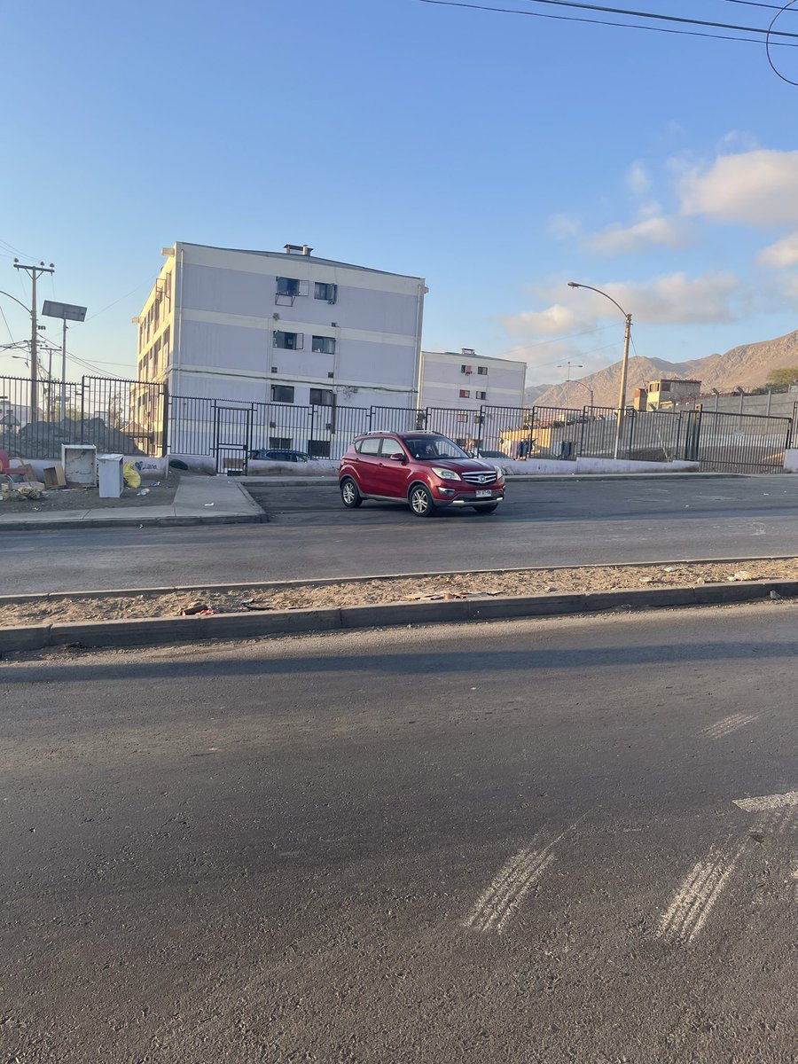 giz_geo's tweet photo. @AntofagastaMuni @ciudadanovidela @CarabAntof @AntofagastaTV #Antofagasta acabo de increpar a esta parejita estaban votando bolsas de escombros en calle Irarrazabal sector edificios Grandón. Patente JYXT-96 https://t.co/jFeEYhEhzO