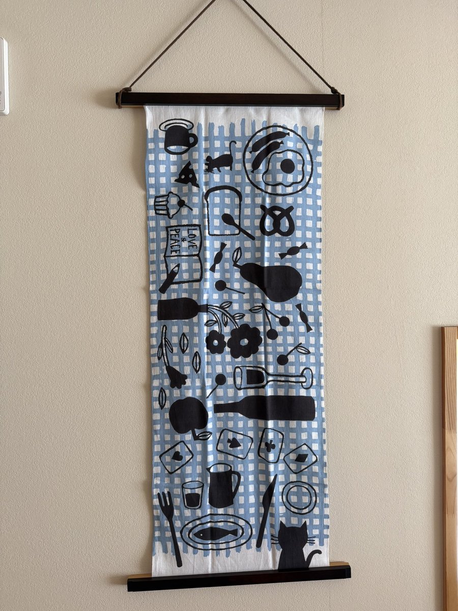 tsubo9's tweet image. リビングに相原暦さんデザインの手ぬぐい on the table
かまわぬ浅草店でやってた個展で購入しました
#手ぬぐい #tenugui