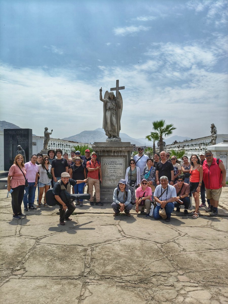 Grupo con el que visité hoy el Museo Cementerio Presbítero Maestro en el que analizamos ejemplos de iconografía funeraria del siglo XIX y también se habló sobre la historia de algunos personajes enterrados en este lugar. Esta visita fue parte de un curso del Instituto de Estudios