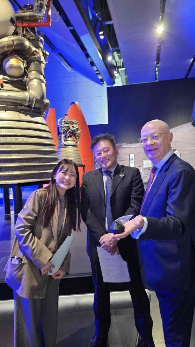 ISAS_JAXA's tweet photo. 【ほぼ週刊　宇宙研日記】
リュウグウ粒子の展示を世界トップ科学博物館であるロンドン・サイエンスミュージアムで開始。これは二度目であり、今回はSORA-Q（ソラキュー）と並んでの展示。宇宙研の探査計画を象徴するアイテム二つが、世界中からロンドンを訪れるひとの目に触れることに。 https://t.co/rkmNlOAW99