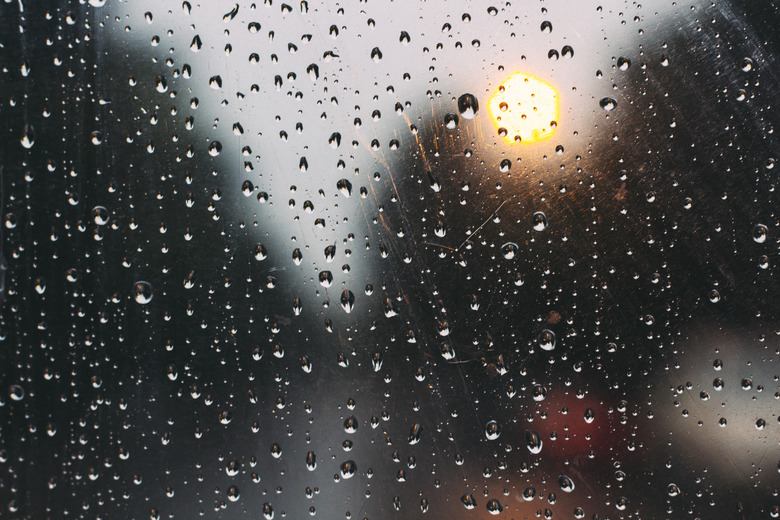 EBYNews's tweet photo. A rollercoaster week ahead for Kitchener!📉

We’re seeing a significant temperature drop from 17°C early in the week to just 2°C by Thursday. 

Expect thunderstorms Tuesday and consistent showers throughout the week. Plan your commute accordingly.

#WeatherReport #CommunityNews https://t.co/9aIuDKhtbo