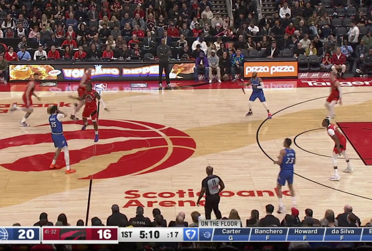 MagicFilmRoom's tweet image. Somehow decides to pass this to Paolo Banchero behind him