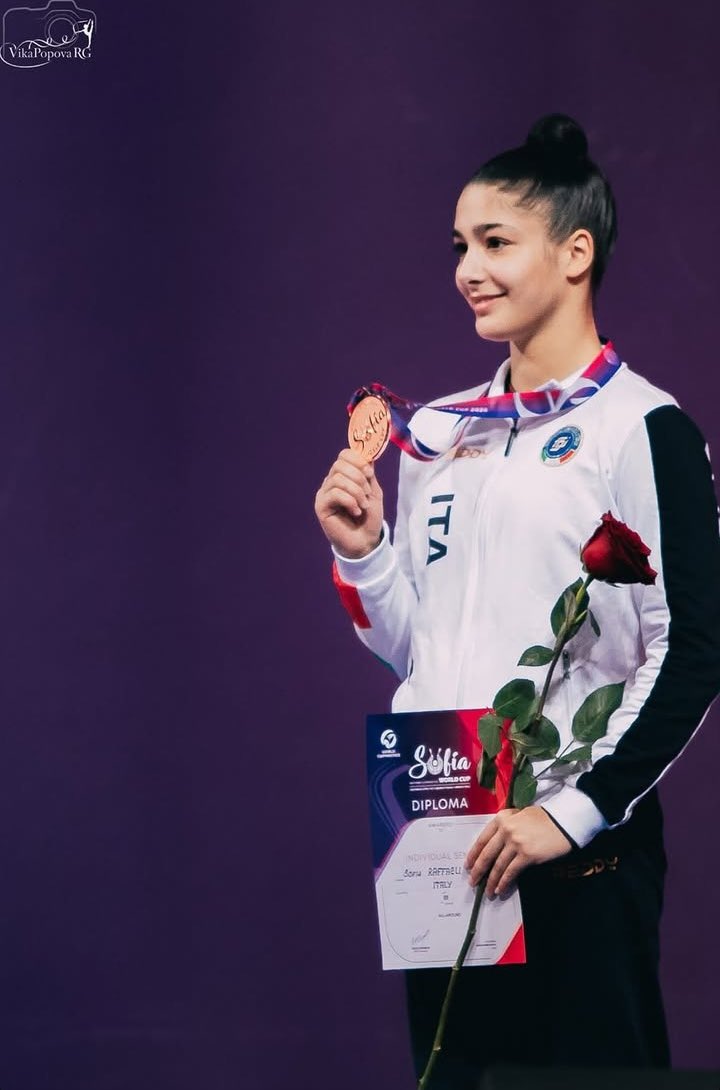 Sofia Raffaeli con bronce en la #WCSOFIA , cuatro ejercicios totalmente nuevos y un cambio de entrenadora, con rutinas muy diferentes a las del año pasado. Es una reina, se que irá subiendo a más y más, porque se merece todo 🩷