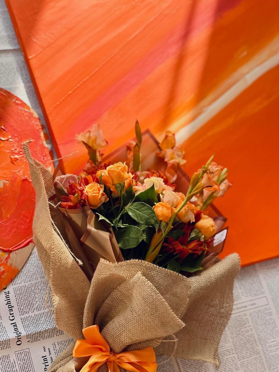 لِكُلِّ إنسانٍ طَلّةٌ تشبهُ قلبه..
فمَن طابَ قلبُه، طابَت ملامحُه.. دونَ أن يتجمّل 🧡🤍