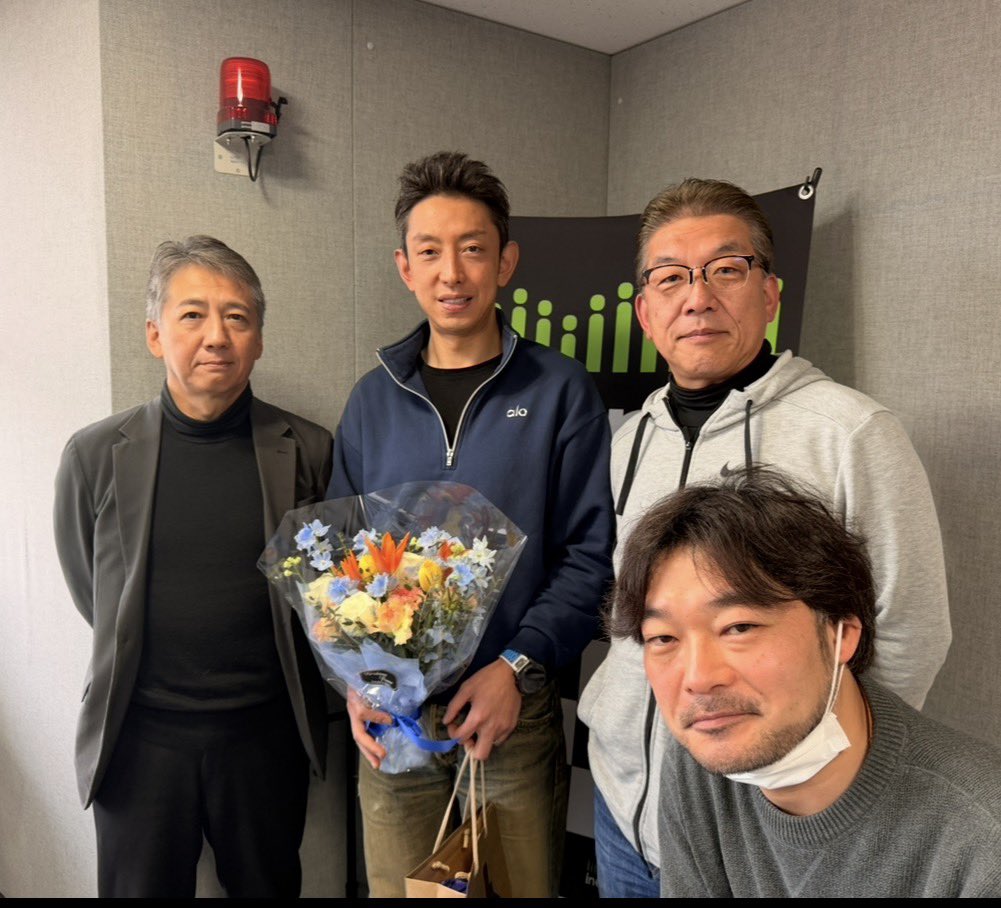 KeiTanaka_Radio's tweet photo. 最終回お聴きいただいたリスナーさん、みなさん、ありがとうございました！
 
1年欠かさず聴いてくださったリスナーさん、最近聴き始めてくれた方、Podcast専の方、海外からの方、ご両親の車の中で聴いてくれていた中高生の方…すべての方に感謝です

初心者マークの拙いお話をずっと温かく見守ってくださり、応援メッセージもたくさんいただけて励みになりました
 
52週間、どの放送も思い出深い回です
 
また、番組スタッフの方、スポンサー企業のみなさま、個人スポンサーの方々に支えられたお陰でこの番組を続けることができています。1年間ありがとうございました
 
新番組でも変わらず応援いただけると嬉しいです
 
最終回は自転車の上でリスナーさんと伴走するつもりでリアルタイム聴取してたんですが、
 
やっぱり最後はラジオ局まで行こうと思い、途中下車して走ってきました

人生で区切りをつけるとき、卒業するときにいつもお供にするプレイリストと一緒に
 
Interfmの写真を撮ろうと思っていったのに、ビルにはTokyo FMの看板しかなかったので(1年通っても知らず)、頑張って閉まっている自動ドアから中の案内看板を撮っています(ダメ)
 
千鳥ヶ淵は桜がキレイでした