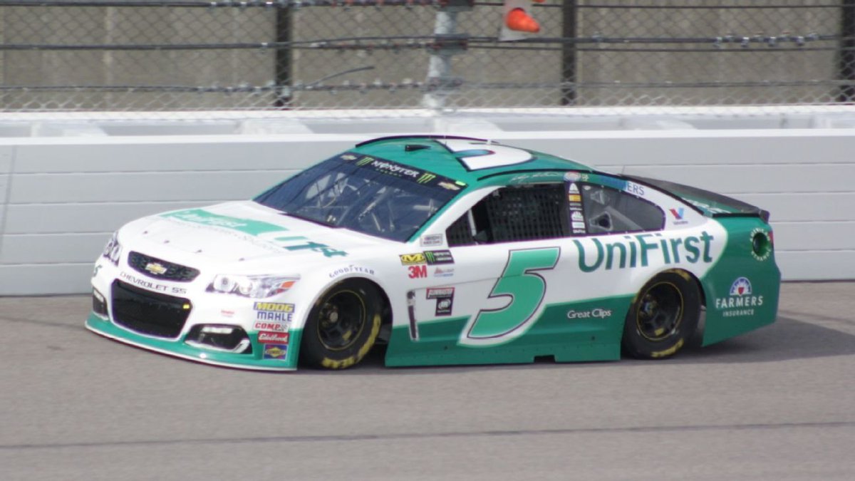 DesignsFrg's tweet photo. With Chase Elliott's win at Martinsville today, it's UniFirst's first win after 35 starts. 

Their first start was with Kasey Kahne back in October of 2016 at Talladega. https://t.co/4ST77MRJNn