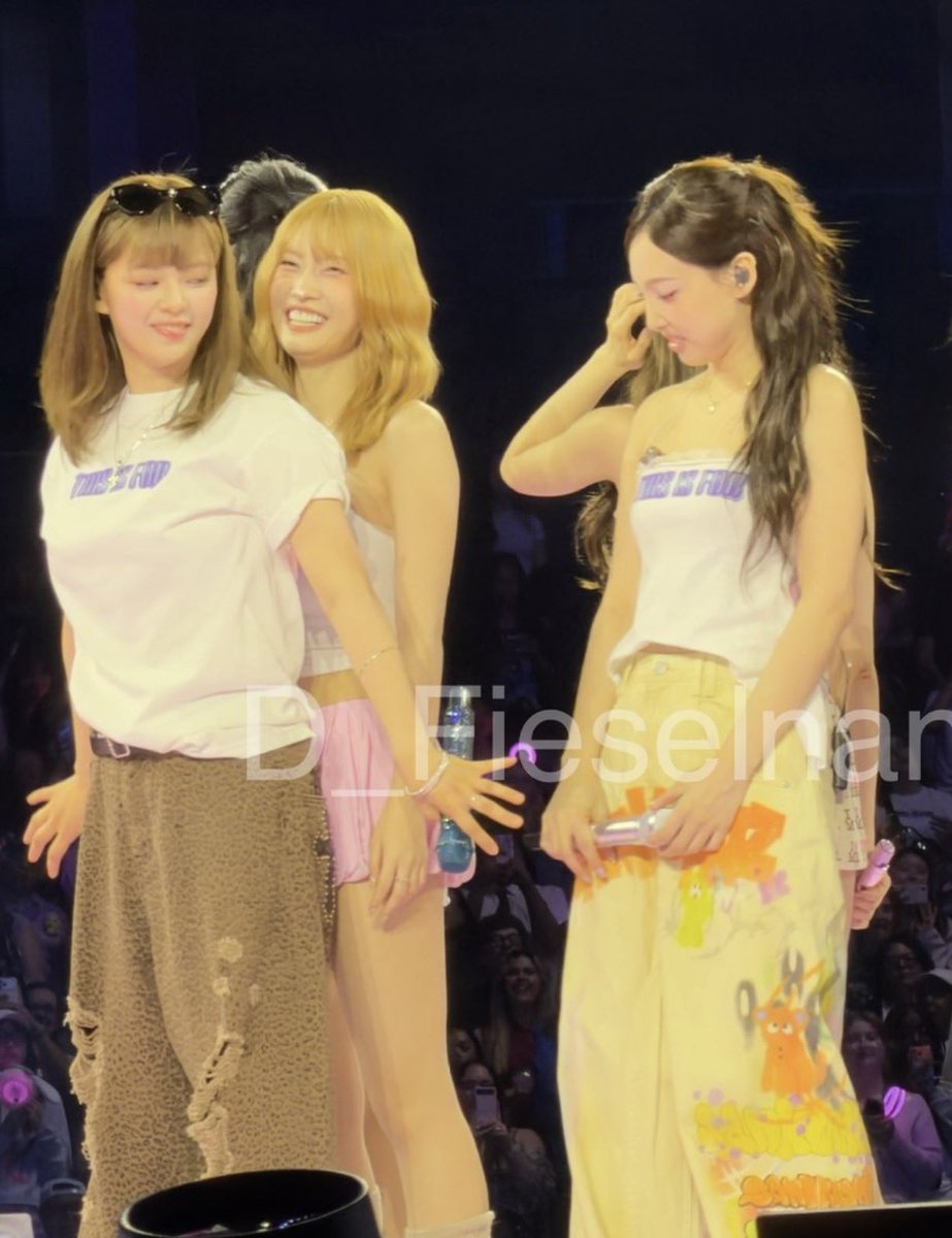 fortnitetwice's tweet photo. nayeon is jeongmos # 1 hater im deadddddd😭😭 https://t.co/vxVIxndC4a