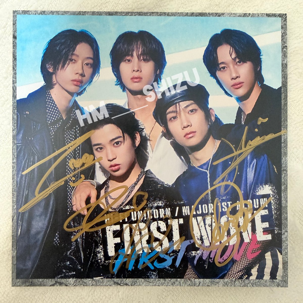 テミンがサイン書く場所間違えてミンくんのサインが真ん中になった😂
逆にありがとう😌💓笑