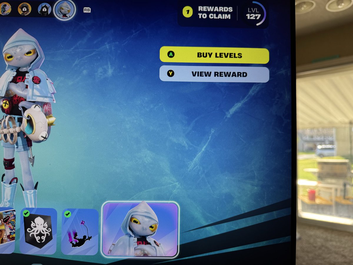 QueenSharky's tweet photo. @FortniteStatus Says I have a reward to claim and says buy levels. https://t.co/RMZTtaE7zA