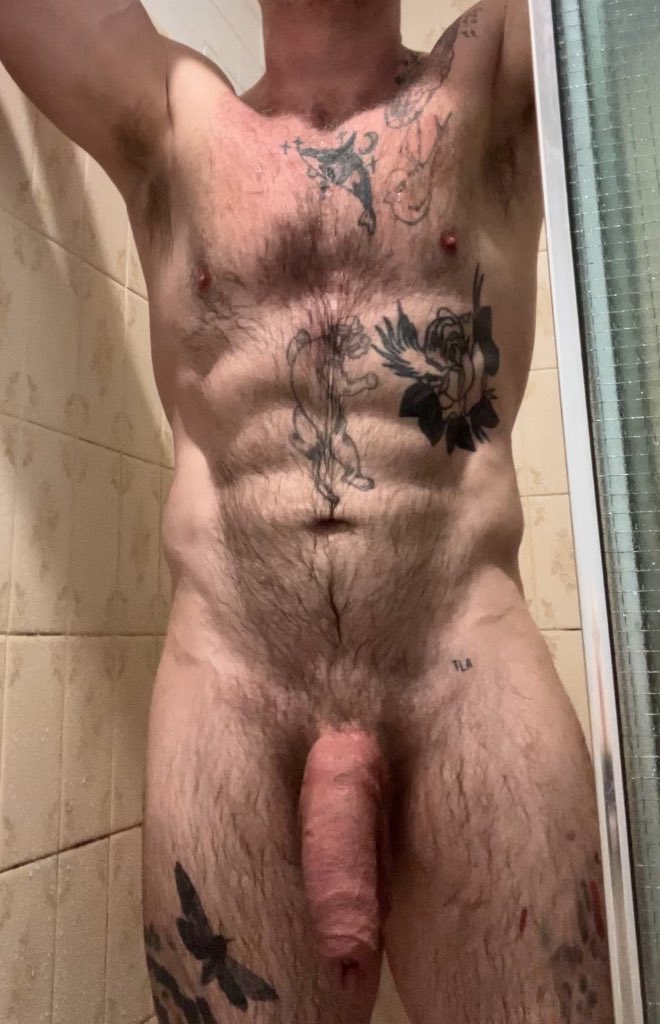 Daddycapsicumm's tweet photo. Just hanging out https://t.co/zxYggJjo39