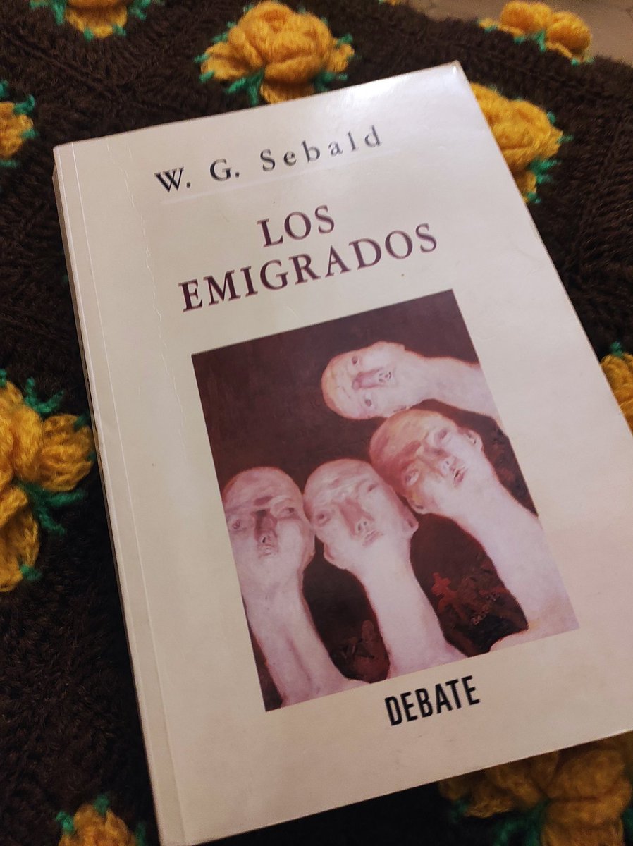 ladylibrorojo's tweet photo. "Como ocurre casi siempre con los muertos cuando se nos aparecen en sueños, estaban mudos y parecían algo afligidos y derrotados. Se comportaban como si algo así como su condición de foráneos fuese un terrible secreto de familia, que bajo ningún motivo debía ventilarse"
#Sebald💥 https://t.co/ZXxeQImtuT