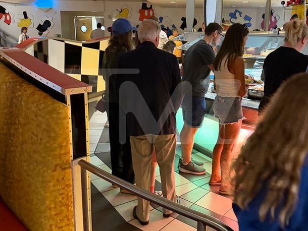 Politics & Poll Tracker 📡 tweet media