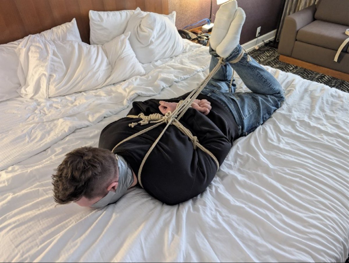 Captive83 tweet media