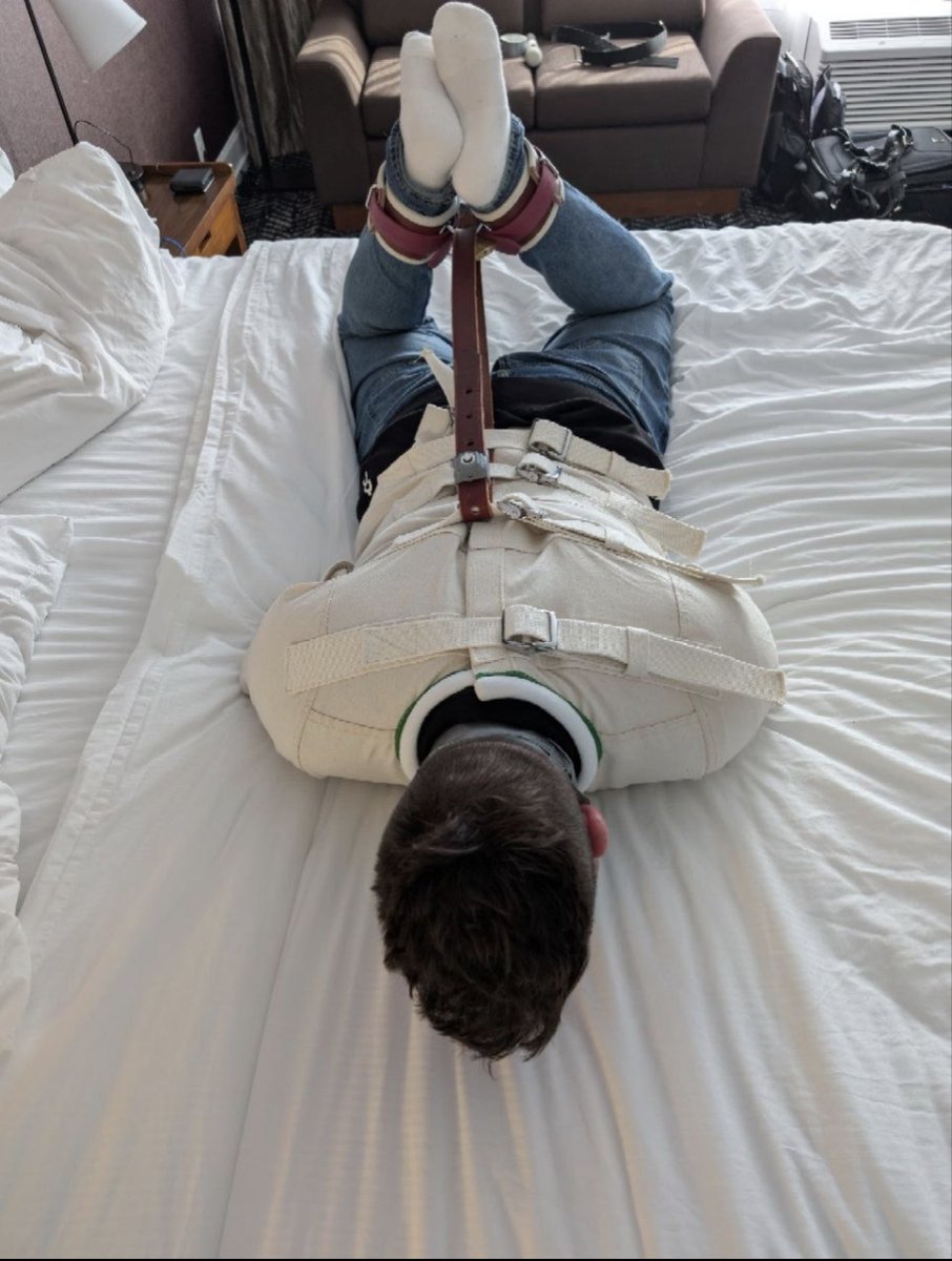 Captive83 tweet media