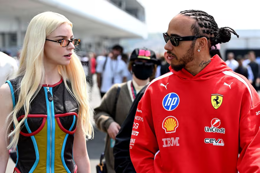RobertGayol's tweet image. GP de Japón. Anya Taylor-Joy junto a Lewis Hamilton revolucionó el paddock. Anya se encuentran x el rodaje de Super Mario Galaxy. También Jack Black+Brie Larson y Chris Patt entre otros. Todos por Ferrari. La carrera?, ah! la ganó Kimi Antonelli x Mercedes
#GPJapón #AnyaTaylorJoy