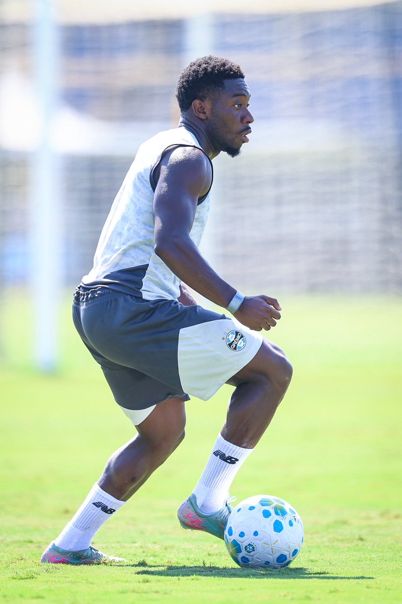 fabioHDG's tweet photo. ��🚨🚨 

O #Grêmio não conseguiu avançar nas negociações para renovação com o atacante Francis Amuzu.

💰 O clube sinalizou a intenção de manter valores semelhantes ao atual contrato, enquanto o staff do jogador exige uma valorização salarial.

📊 Vale lembrar:

A gestão anterior já havia fechado um acordo que coloca Amuzu entre os maiores custos do elenco gremista (entre salário e luvas).

⚠️ Situação de alerta:
O atacante não possui cláusula de renovação automática.

📅 Isso significa que, a partir de julho, Amuzu poderá assinar pré-contrato com qualquer outro clube caso não haja acordo. 

Amuzu ganha acima de R$ 1 milhão mês, o Staff do jogador quer R$ 2 milhões para renovar. 9 atacante já tem três sondagens oficiais. Uma deles da MLS.