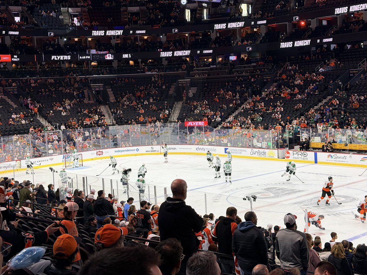conceptress's tweet photo. Representing the green in Philly tonight. Ok, @DallasStars, come through for us like you did last night against the Pens!

#DALvPHI #STARSvFLYERS #texashockey #GoStars #StarsRoadtrip https://t.co/gYPEnqcHS7