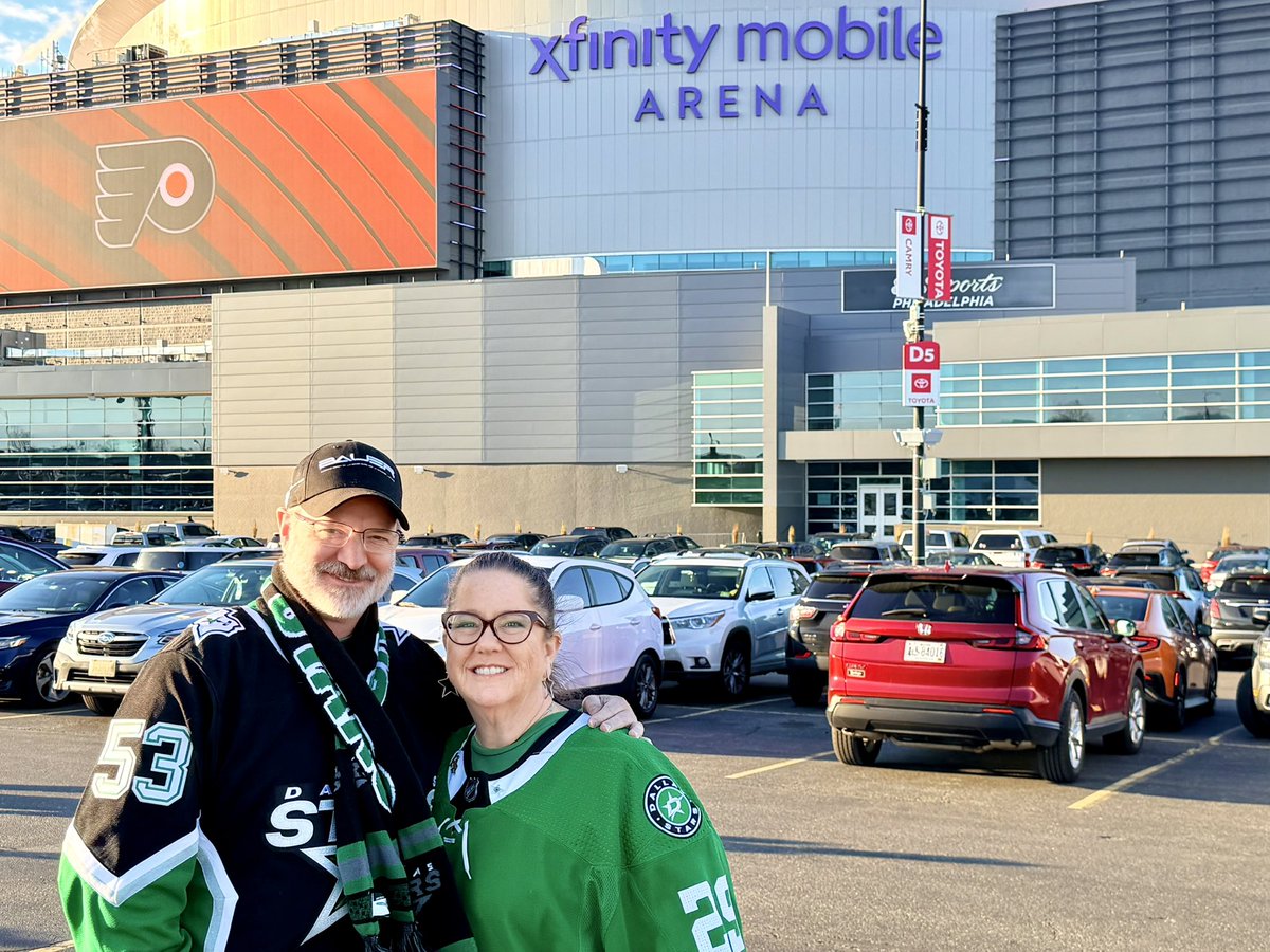 conceptress's tweet photo. Representing the green in Philly tonight. Ok, @DallasStars, come through for us like you did last night against the Pens!

#DALvPHI #STARSvFLYERS #texashockey #GoStars #StarsRoadtrip https://t.co/gYPEnqcHS7