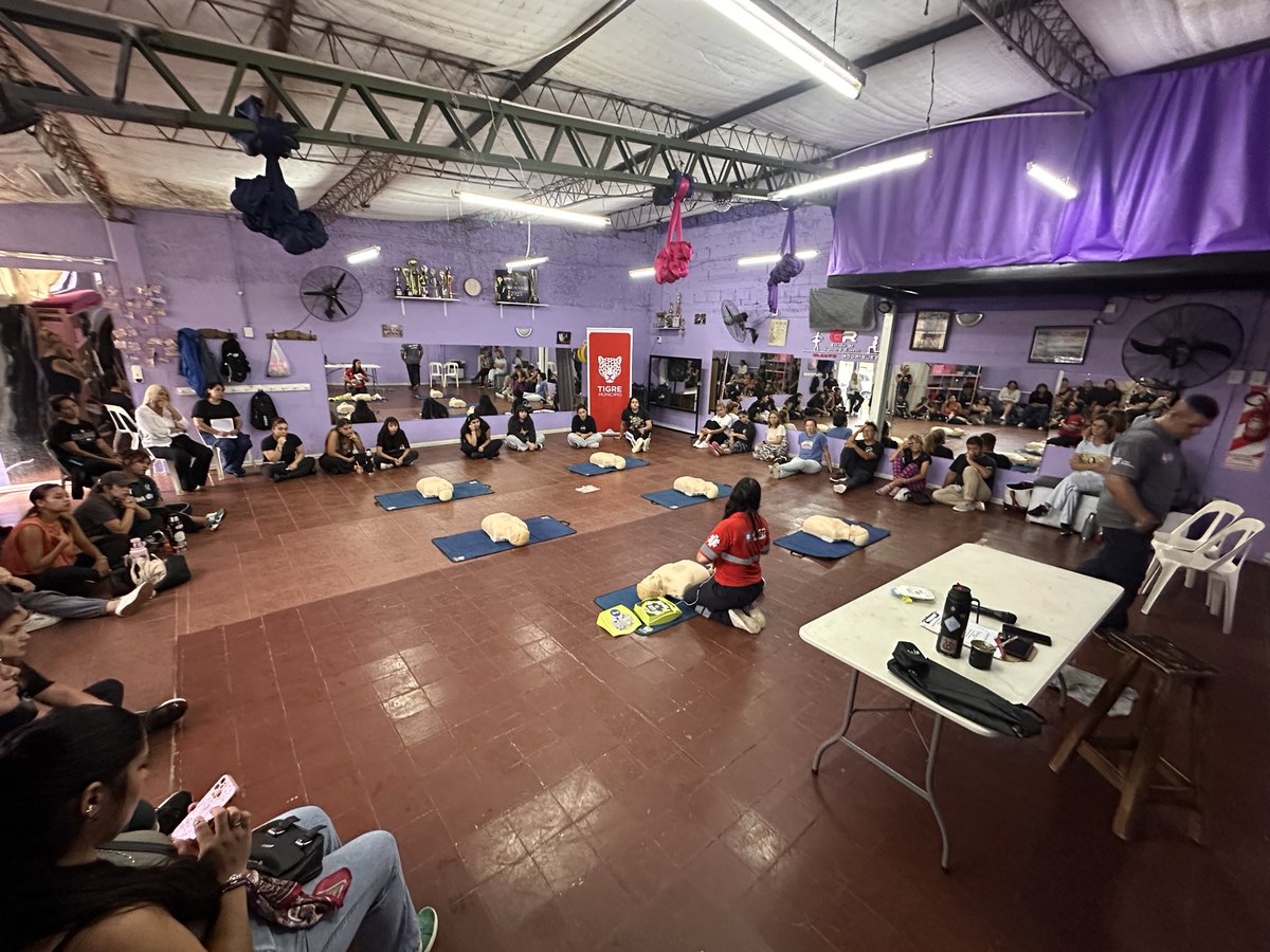 GestionLocalT's tweet photo. BARRIO LA PALOMA
Acompañamos a vecinos y vecinas en el curso de capacitación de RCP que se  realizó en el estudio de danza GR , agradecemos el apoyo del intendente @ZamoraJulio https://t.co/a8qUIwAZqc
