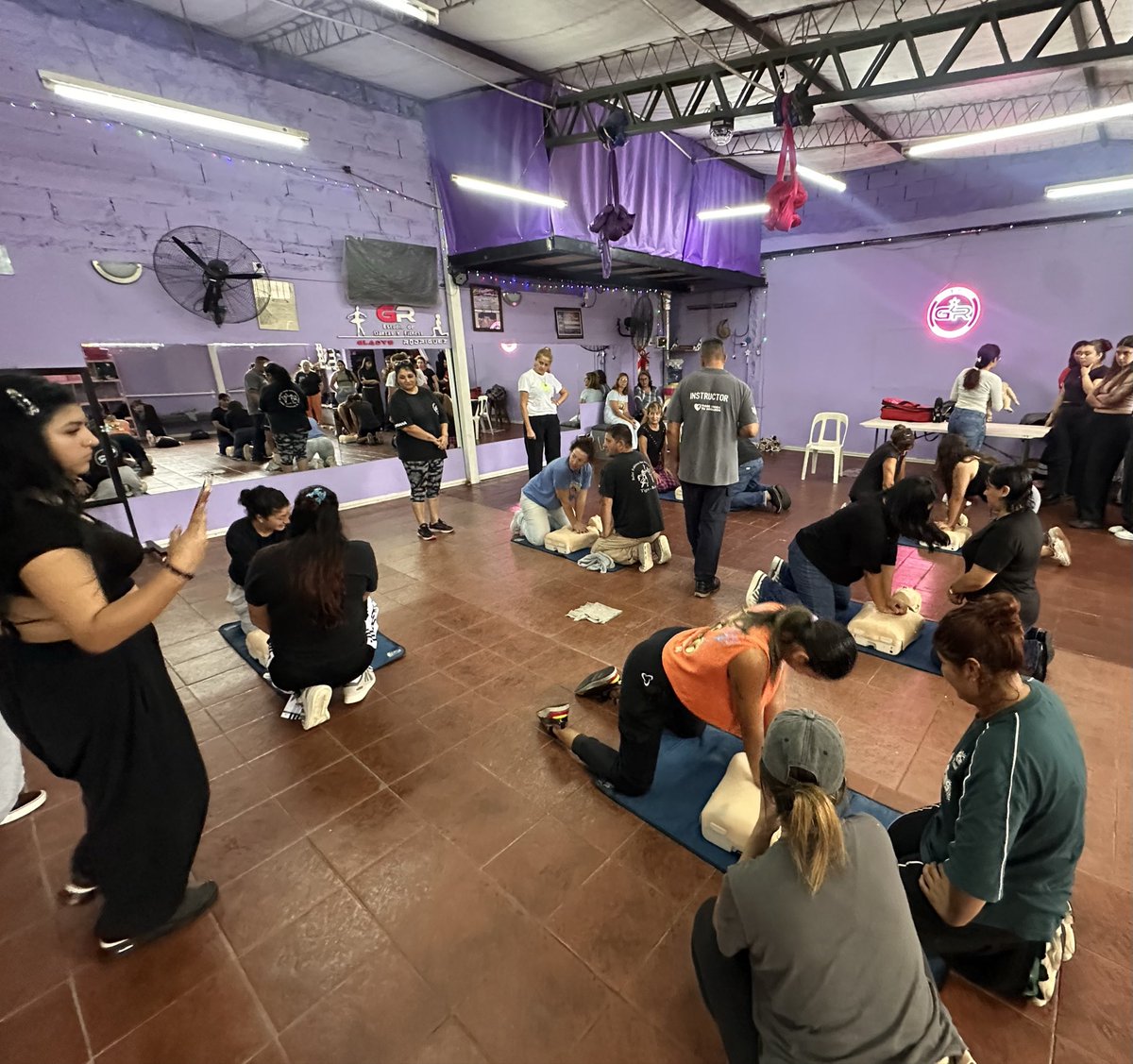 GestionLocalT's tweet photo. BARRIO LA PALOMA
Acompañamos a vecinos y vecinas en el curso de capacitación de RCP que se  realizó en el estudio de danza GR , agradecemos el apoyo del intendente @ZamoraJulio https://t.co/a8qUIwAZqc