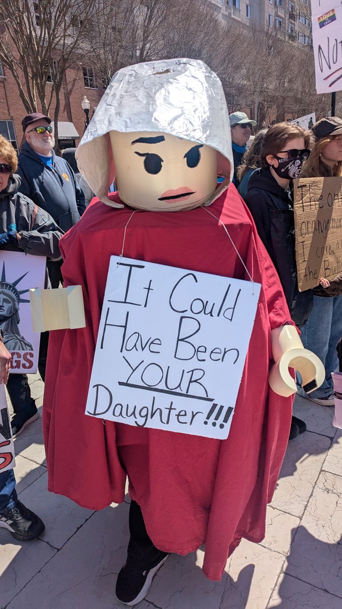 ChesapeakeIWW's tweet photo. Out in Virginia Beach yesterday and even managed to find another member! Building collective power in our area, slowly but surely. #nokings #vabeach #agitate #protest #wobbly https://t.co/61MUhWAoMV