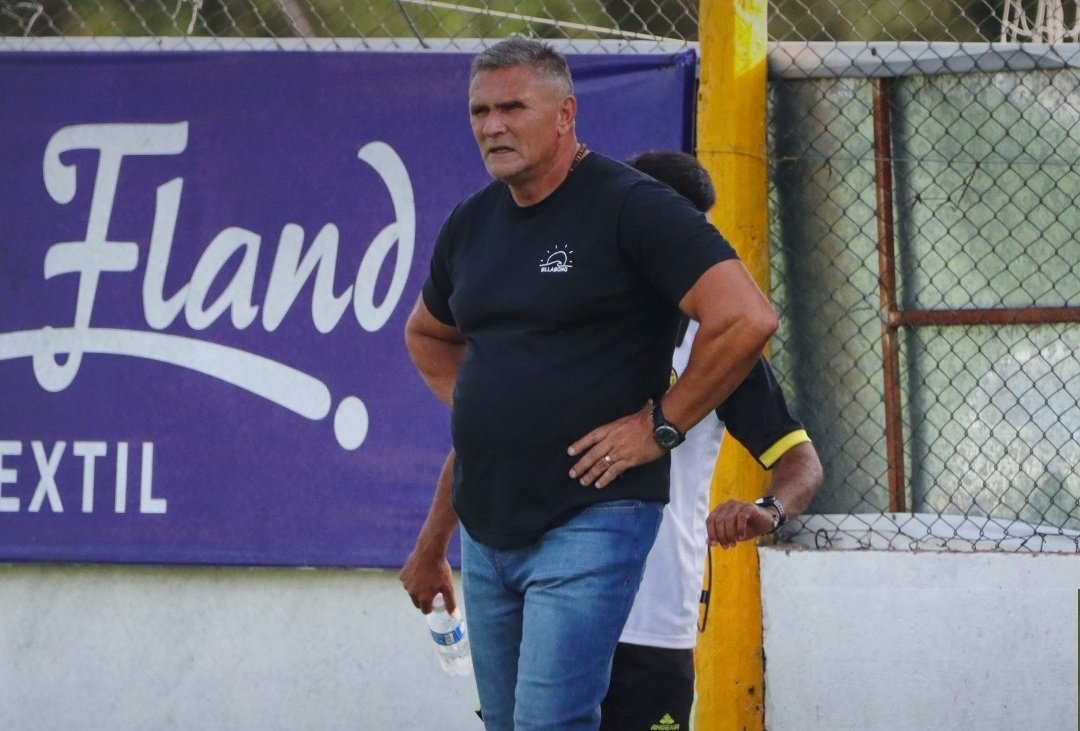 UNA BALA MÁS PARA "CACHO"

El DT Arnaldo Sialle va a comenzar una semana difícil junto al plantel de #Flandria en busca de una reacción inmediata.

Sigue pero parece OBLIGADO A GANAR en la próxima fecha ante #RealPilar.