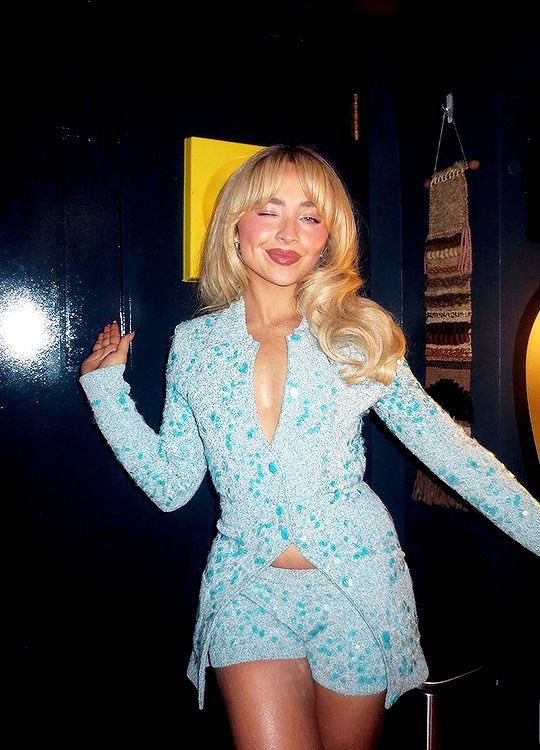 Boybrina's tweet image. Sabrina in blue is like a goddess from heaven 🪽

#sabrinacarpenter #moots #carpenter