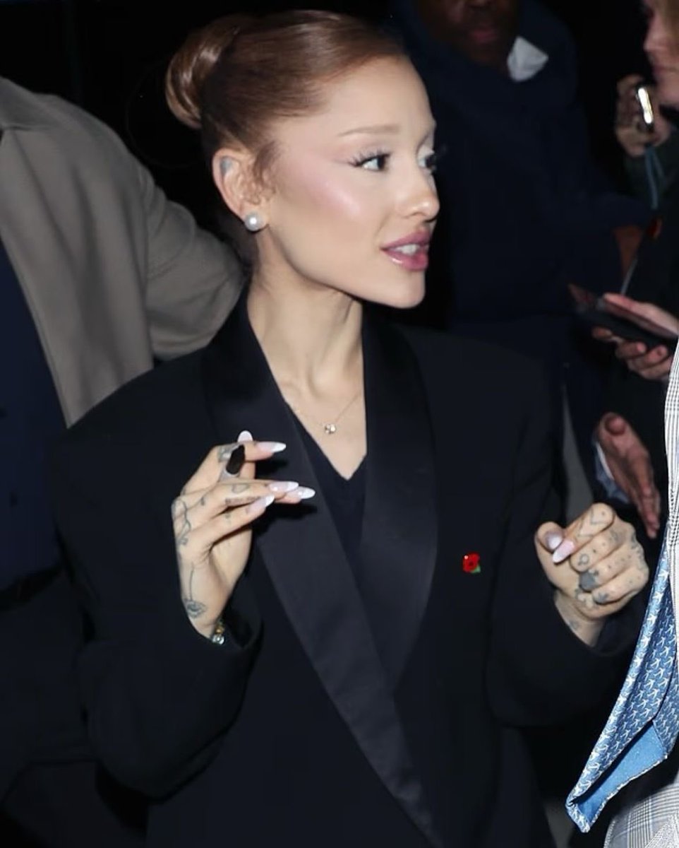 her jawline is so sharp im jealous 😭