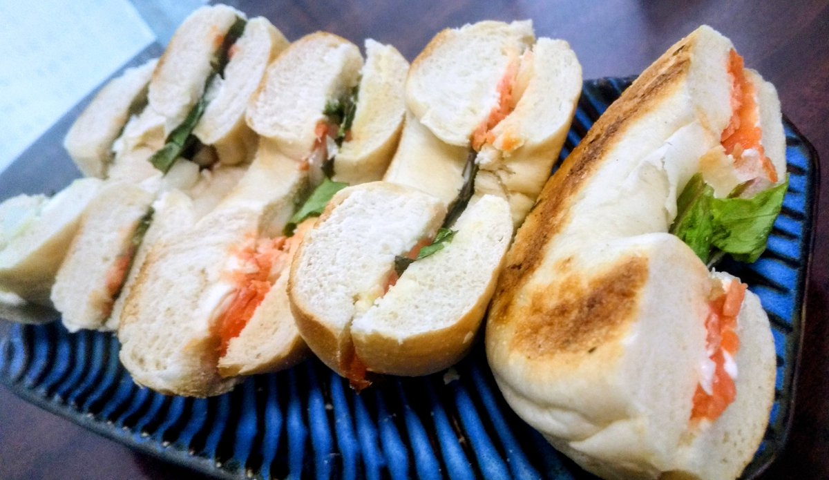 Fun_Pharma's tweet photo. Lox = サーモン
bagel and lox
Loxってロキソプロフェンの略語みたい
ピンク色だし
🥯🐟️😁
#pharmacist #funpharma #英語 #薬剤師 https://t.co/ETAmpTU8N1