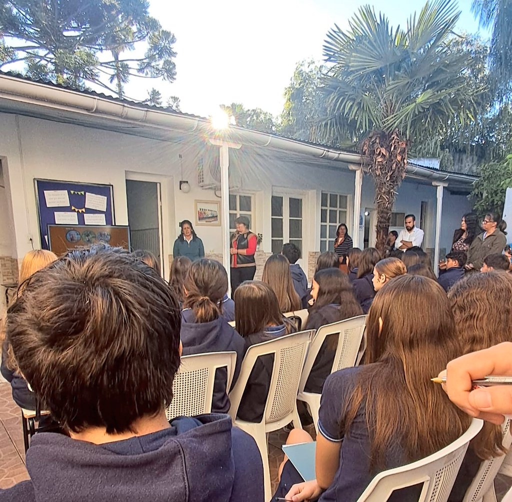 lourdesseq's tweet photo. 🔴¡Que público! Hay jóvenes con conocimiento: gracias a padres que los involucran y forman en la generación de alimentos. Necesitamos volver a educar desde la escuela, para que mañana sean, realmente, ciudadanos libres y soberanos. ¡De provecho para ellos y sus familias! #Uruguay https://t.co/xSKa3BH8Z9