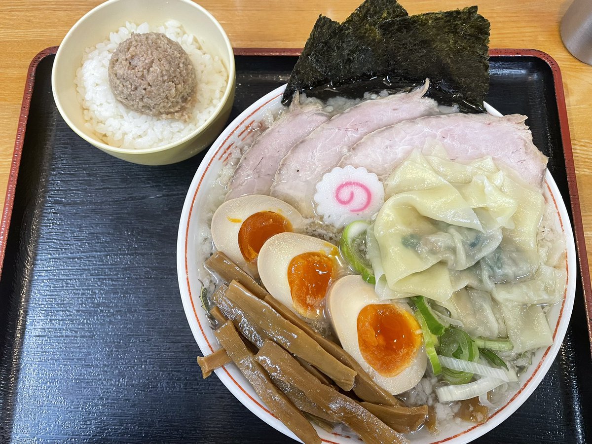 青森大勝軒本店
背脂煮干し　塩　特製TP ワンタン　
そぼろご飯

朝からボリュームのある一杯‼️
今回の遠征の締めくくりです

もう楽しすぎてまた行きたいってのと、
4時間並んだ時の顔の日焼けがずっと余韻として残ってる🤣

そして思う　青森に大勝軒と野呂家があってよかった🥹
ごちそうさま😋