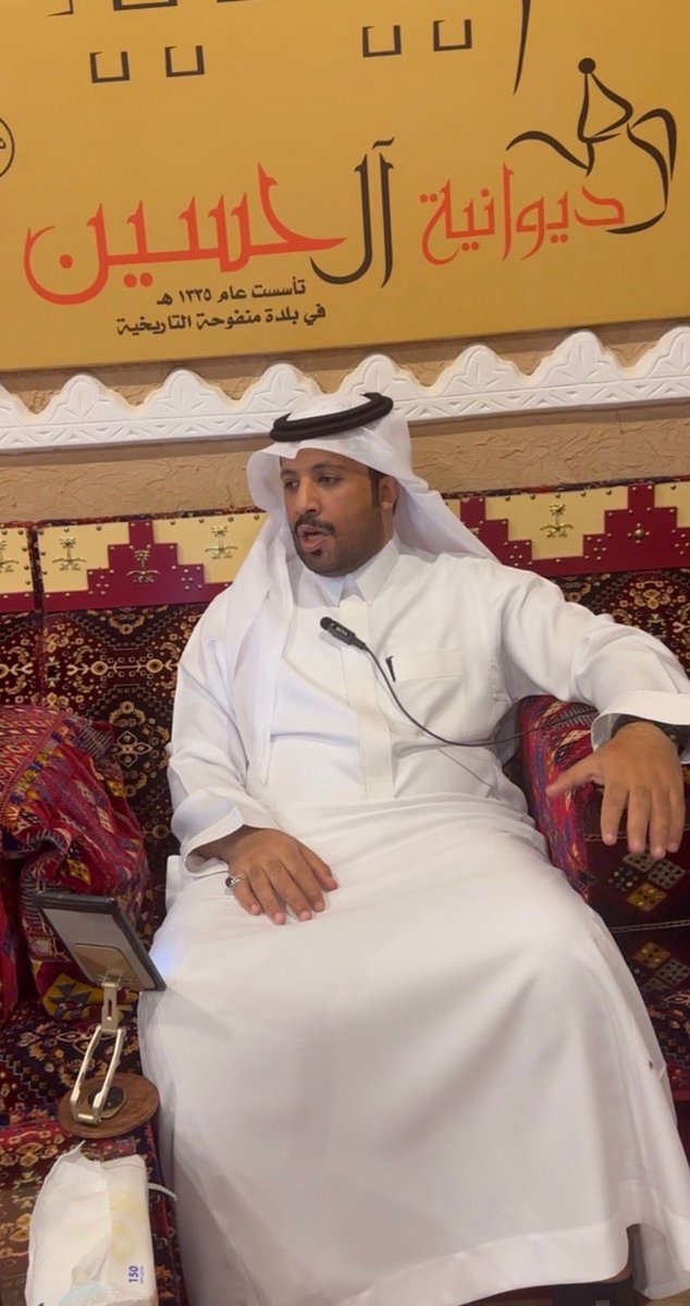 KNews2030_KSA's tweet photo. *الكلمة الهادفة تعانق الوطن في أمسية #ديوانية_آل_حسين_التاريخية . 
@D_Alhussain 
@ResearchersG 

#خبر_الرياض 

نظّمت ديوانية آل حسين التاريخية، عبر الشريك الأدبي، وبالتعاون مع مركز قنطرة المعرفة، أمسية شعرية وطنية بعنوان “الشعر الوطني ودوره في تعزيز قيم الانتماء”، قدّمها الشاعر ياسر الزهراني، وأدارها الإعلامي محمد العبدالوهاب، وذلك بحضور لافت من الأدباء والمثقفين والمهتمين، عبر منصة (Zoom).

وشهدت الأمسية تفاعلاً كبيرًا، حيث أكّد الشاعر على أهمية ارتباط الشاعر بوطنه، وأن تكون القصيدة رسالة تعزز القيم الوطنية، وتخدم المجتمع، وتسهم في ترسيخ الهوية والانتماء، في ظل ما تشهده المملكة من نهضة شاملة ودعم كبير للثقافة والأدب.

كما نوّه بما توليه القيادة الرشيدة، ممثلة في الملك سلمان بن عبدالعزيز آل سعود ومحمد بن سلمان بن عبدالعزيز حفظهما الله ، من اهتمام برفاهية الإنسان وتنمية المجتمع وتعزيز الوعي الثقافي.

وتخللت الأمسية نماذج من القصائد الوطنية التي عبّرت عن الفخر والولاء والانتماء، من أبرزها:

في الملك سلمان:

يا حبيب الشعب [سلمان بن عبدالعزيز]
جعل فالك طولة العمر وأجر وعافيه

في قلوب أبناك يا سيّدي حبّك ركيز
والمشاعر فخر بك والنوايا صافيه

كلنا يا ابو فهد دونك الشعب العزيز
وكلنا في كف عطفك عيونٌ غافيه

في ولي العهد:

يا فارقاً بالاسمِ عشـتَ محــمــداً
ما خابَ فيكَ مبجلٌ سمّـــــــــــاكَ

خيرُ البريّةِ فيـــــكَ أزهــرَ إســمُهُ
فغدوتَ نجمًا يسكنُ الأفــــــلاكَ

ما خابَ وعدٌ في يمينكَ عَهدُهُ
حلق بِشعــــــبِكَ لا انثنت يمناكَ

في دور المملكة في المنطقة:

يا طويق الفخر لك صيت(ن) يسود
ولك فعول(ن) بين الأمجاد محسوبه

كل صوت(ن) حاقد يزيدك برود
وكل صد(ن) منك للباغين ادوبه

أنت في صف العرب كل الجهود
وانت عزّ وخير في شوف العروبه

واختُتمت الأمسية بإشادة الحضور بمضامينها الثرية، مؤكدين أهمية استمرار مثل هذه اللقاءات الثقافية التي تجمع بين جمال الكلمة وسمو الرسالة، وتعزز من حضور الشعر كأداة فاعلة في خدمة الوطن وترسيخ قيم .