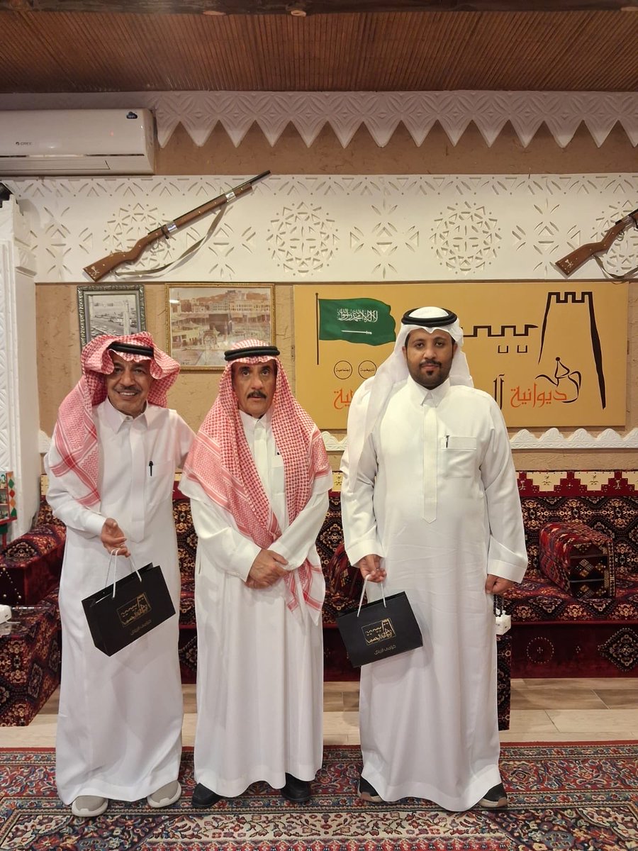 KNews2030_KSA's tweet photo. *الكلمة الهادفة تعانق الوطن في أمسية #ديوانية_آل_حسين_التاريخية . 
@D_Alhussain 
@ResearchersG 

#خبر_الرياض 

نظّمت ديوانية آل حسين التاريخية، عبر الشريك الأدبي، وبالتعاون مع مركز قنطرة المعرفة، أمسية شعرية وطنية بعنوان “الشعر الوطني ودوره في تعزيز قيم الانتماء”، قدّمها الشاعر ياسر الزهراني، وأدارها الإعلامي محمد العبدالوهاب، وذلك بحضور لافت من الأدباء والمثقفين والمهتمين، عبر منصة (Zoom).

وشهدت الأمسية تفاعلاً كبيرًا، حيث أكّد الشاعر على أهمية ارتباط الشاعر بوطنه، وأن تكون القصيدة رسالة تعزز القيم الوطنية، وتخدم المجتمع، وتسهم في ترسيخ الهوية والانتماء، في ظل ما تشهده المملكة من نهضة شاملة ودعم كبير للثقافة والأدب.

كما نوّه بما توليه القيادة الرشيدة، ممثلة في الملك سلمان بن عبدالعزيز آل سعود ومحمد بن سلمان بن عبدالعزيز حفظهما الله ، من اهتمام برفاهية الإنسان وتنمية المجتمع وتعزيز الوعي الثقافي.

وتخللت الأمسية نماذج من القصائد الوطنية التي عبّرت عن الفخر والولاء والانتماء، من أبرزها:

في الملك سلمان:

يا حبيب الشعب [سلمان بن عبدالعزيز]
جعل فالك طولة العمر وأجر وعافيه

في قلوب أبناك يا سيّدي حبّك ركيز
والمشاعر فخر بك والنوايا صافيه

كلنا يا ابو فهد دونك الشعب العزيز
وكلنا في كف عطفك عيونٌ غافيه

في ولي العهد:

يا فارقاً بالاسمِ عشـتَ محــمــداً
ما خابَ فيكَ مبجلٌ سمّـــــــــــاكَ

خيرُ البريّةِ فيـــــكَ أزهــرَ إســمُهُ
فغدوتَ نجمًا يسكنُ الأفــــــلاكَ

ما خابَ وعدٌ في يمينكَ عَهدُهُ
حلق بِشعــــــبِكَ لا انثنت يمناكَ

في دور المملكة في المنطقة:

يا طويق الفخر لك صيت(ن) يسود
ولك فعول(ن) بين الأمجاد محسوبه

كل صوت(ن) حاقد يزيدك برود
وكل صد(ن) منك للباغين ادوبه

أنت في صف العرب كل الجهود
وانت عزّ وخير في شوف العروبه

واختُتمت الأمسية بإشادة الحضور بمضامينها الثرية، مؤكدين أهمية استمرار مثل هذه اللقاءات الثقافية التي تجمع بين جمال الكلمة وسمو الرسالة، وتعزز من حضور الشعر كأداة فاعلة في خدمة الوطن وترسيخ قيم .