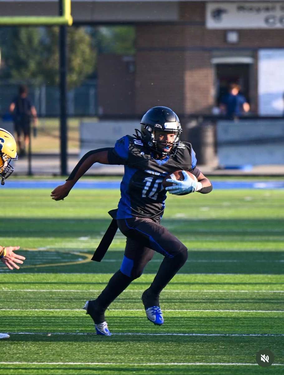 TylerBates6021's tweet photo. Royal oak vs shrine-Nice bubble pass, Punt return https://t.co/1GdolJWX4N