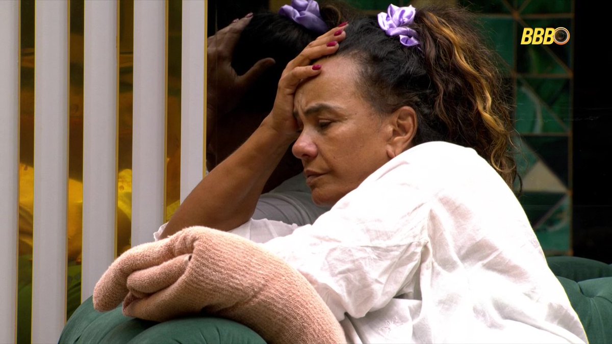 PlantaoCentral's tweet photo. Solange: "Chorei pra caramba, cara. Não entendo por que eu não ganhei o Presente do Anjo. Tô com medo de ter acontecido alguma coisa séria com meus filhos."

Boneco: "Não... que isso! É coisa da programação mesmo." #BBB26 https://t.co/Aa3AoChm6x