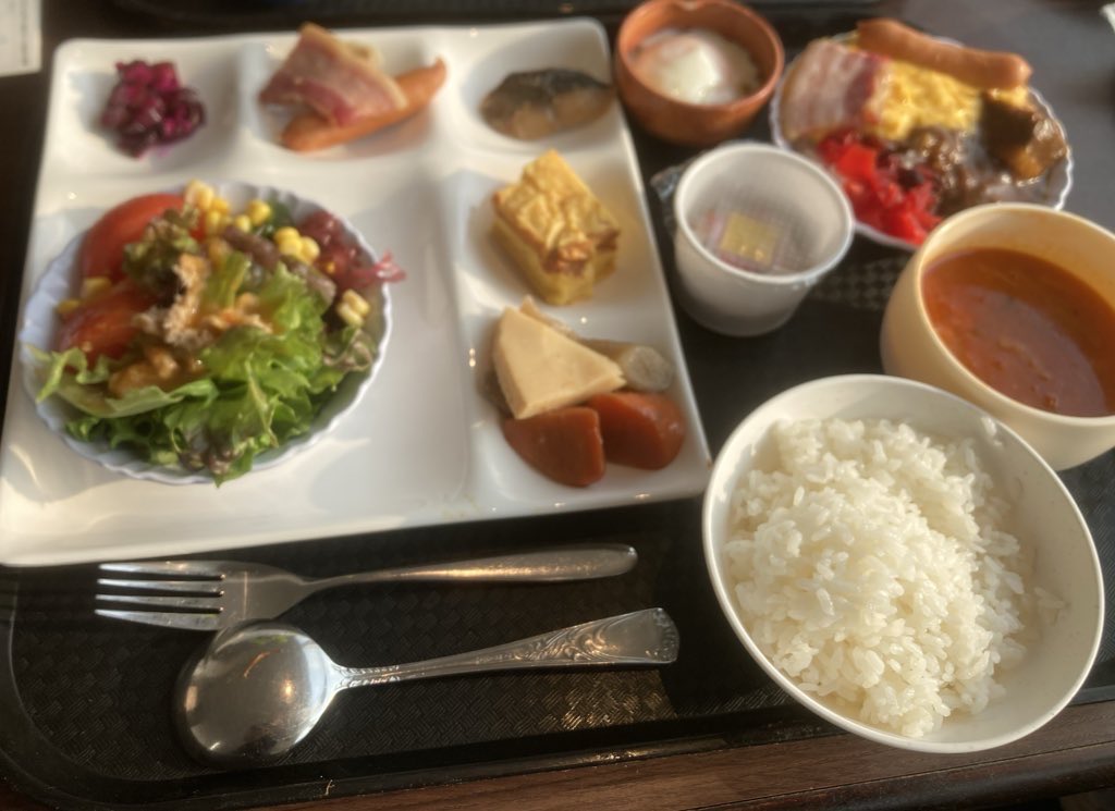 ほぼ完璧なバイキングができた。
いつも食べ終わってから、カレーを追加してしまうので、先に締めのカレーを作る。スクランブルエッグなどを追加。あとは野菜を中心にと言いたいところが、卵は全種類行きたくなるんだよなぁ。ワンプレートで食事を終わらせられたぜ。ya!